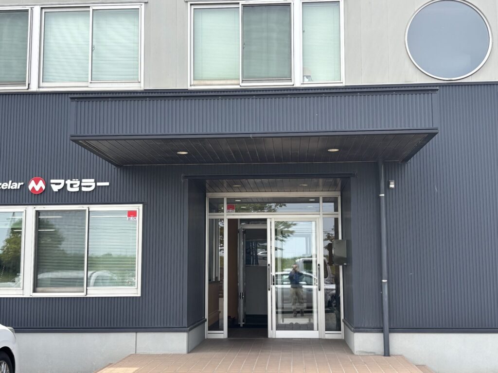 株式会社マゼラー様 事務所をきれいに一新。工場内にも若い技術者の方々で活気がある会社さんです。